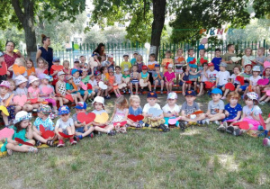 dzieci z sercami na pikniku